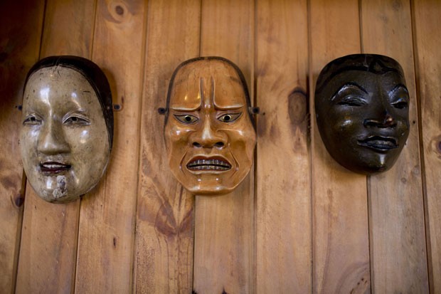Máscaras adornam parede da casa do poeta; residência é cheia de objetos trazidos por ele do mundo inteiro (Foto: Natacha Pisarenko/AP)