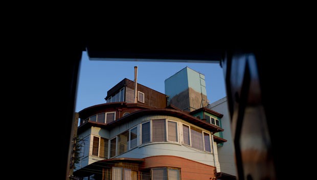 La Sebastiana, uma das três casas do poeta Pablo Neruda, fica em Valparaíso (Foto: Natacha Pisarenko/AP)